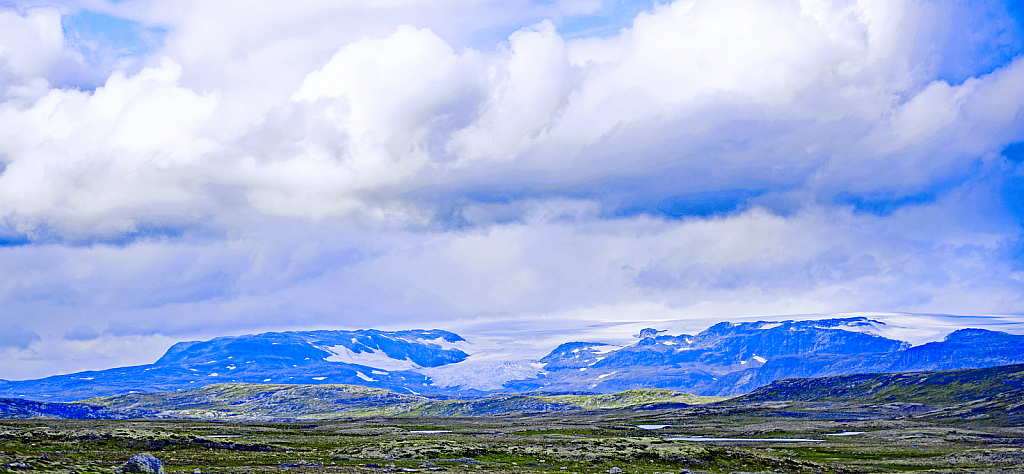 Glaciel spread on mountain plateau. Norway.