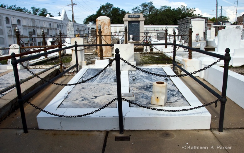 Plot and Surrounding Grave Sites - ID: 8985503 © Kathleen K. Parker