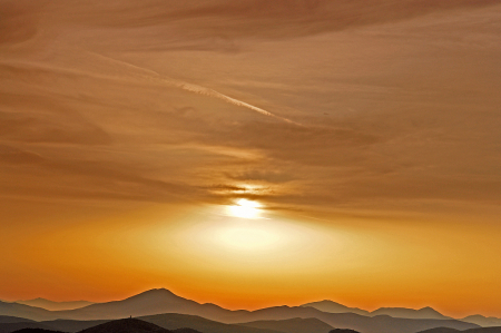 Sunsetting Horizon above the mountains.