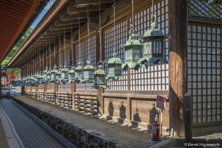 Kondō-dōrō (bronze lanterns)