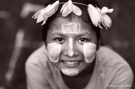 Thanakhana (Traditional Burmese Make Up)