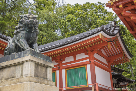 Komainu (lion dog) Statue & Nishiromon Gate