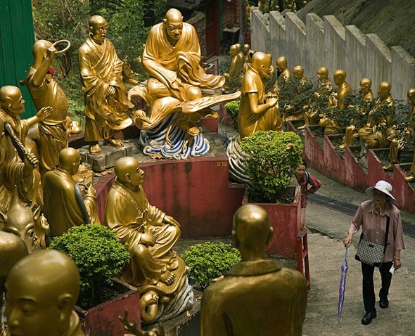 Encircled, 10000 Buddhas