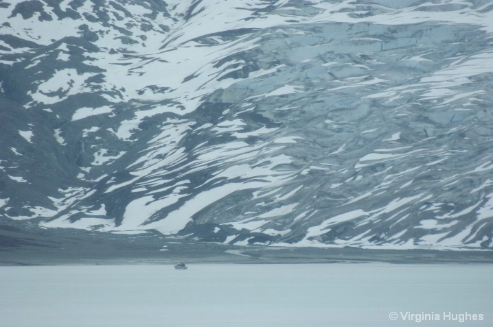 Margerie Glacier .boat in front.