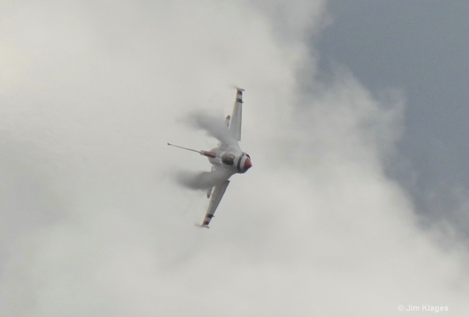 Thunderbirds F-16 Solo Pass