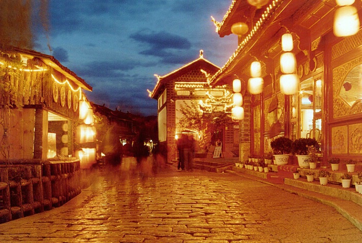 Lanterns in the wind - Lijang , China