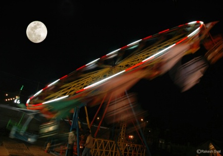 MOON & MERRY GO ROUND