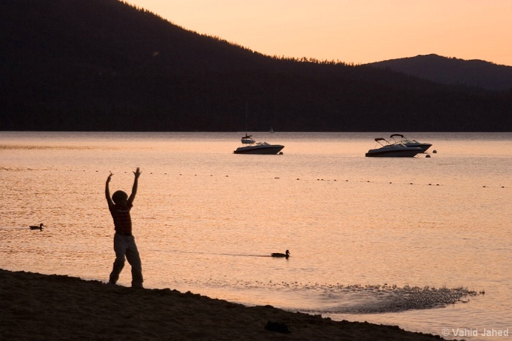 play in the sunset@Throwing handful of sand in the