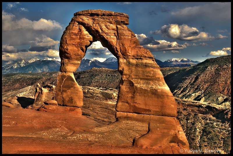 Delicate Arch with background of La Sal Mountains - ID: 11997631 © Yulia Basova