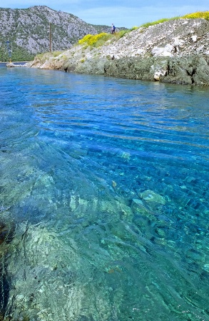 A huge seawater mass flows into a salt water lake.