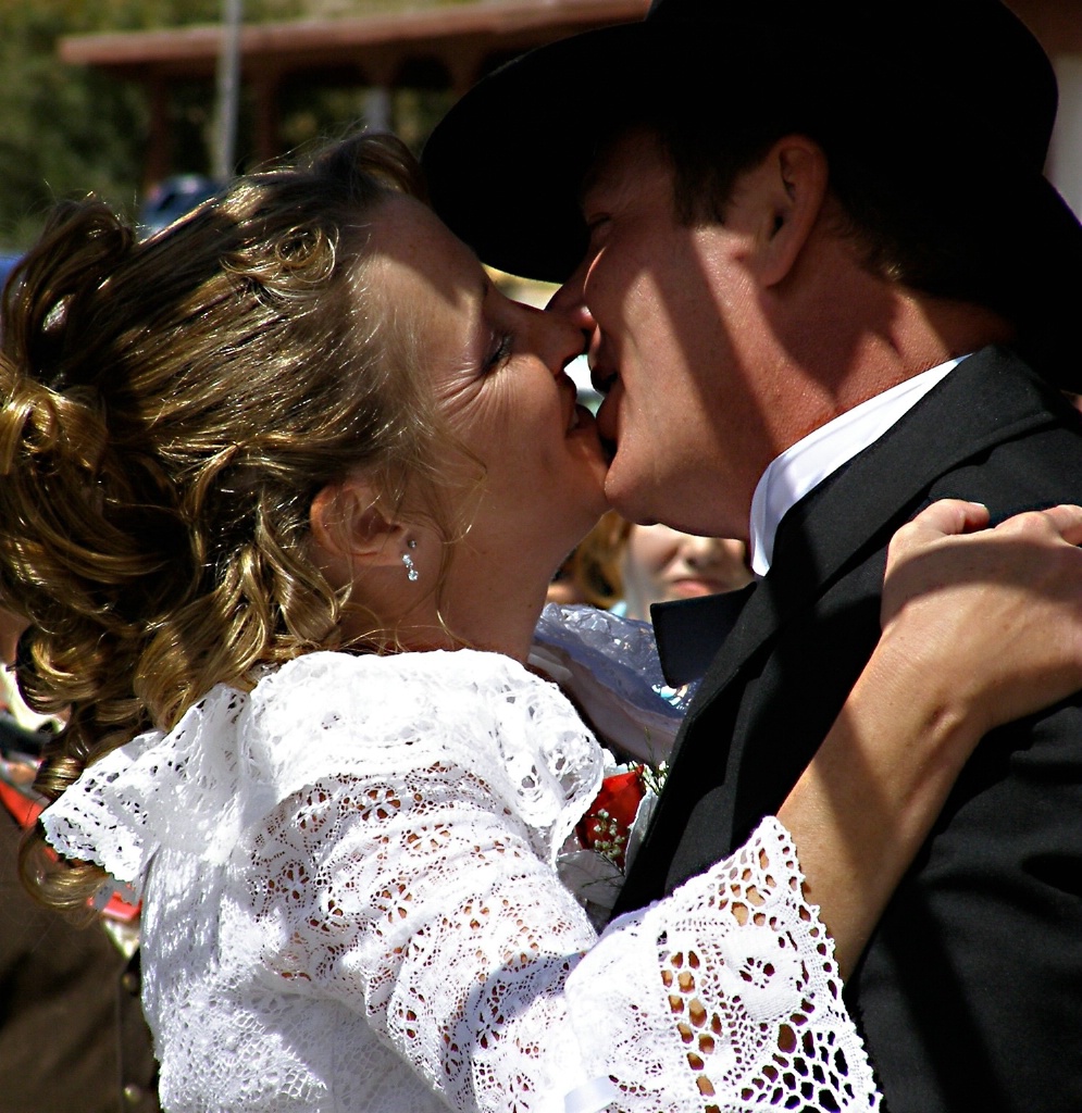 WEDDING KISS